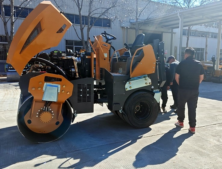 3月18日，哈薩克斯坦客戶來(lái)廠體驗(yàn)考察5噸膠輪壓路機(jī)